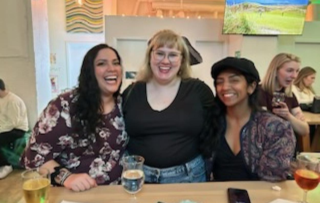 三个作家在酒吧里一起微笑.