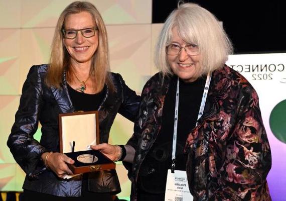 GSA主席芭芭拉·杜特罗为普莉希拉·格鲁颁发了GSA主席奖章. 图片来源:美国地质学会，比尔·克罗宁摄.